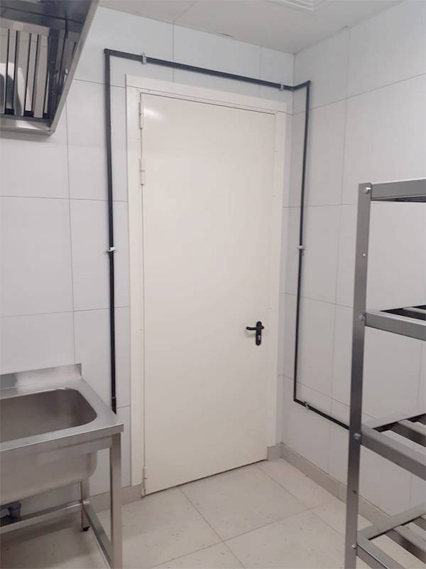 Однопольная дверь в помещении (г. Кубинка) Однопольная дверь в помещении (г. Кубинка)