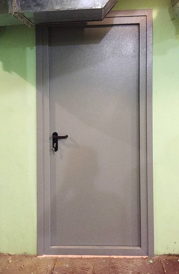 Однопольная пожаростойкая дверь серого цвета Однопольная пожаростойкая дверь серого цвета