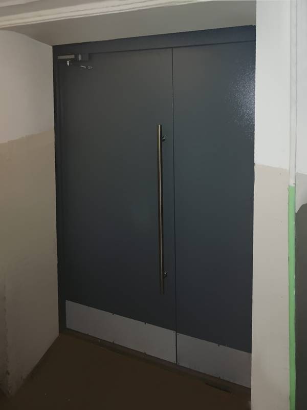 Подъездная дверь с внутренней стороны Подъездная дверь с внутренней стороны