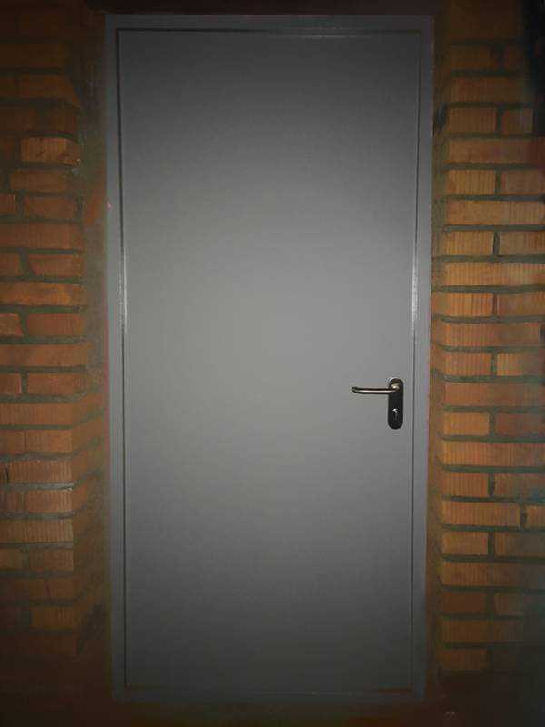 Серая дверь с внутренней стороны (пожарное депо) Серая дверь с внутренней стороны (пожарное депо)