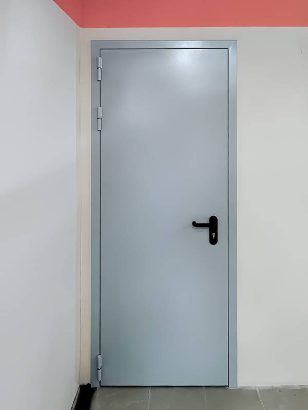 Узкая противопожарная дверь